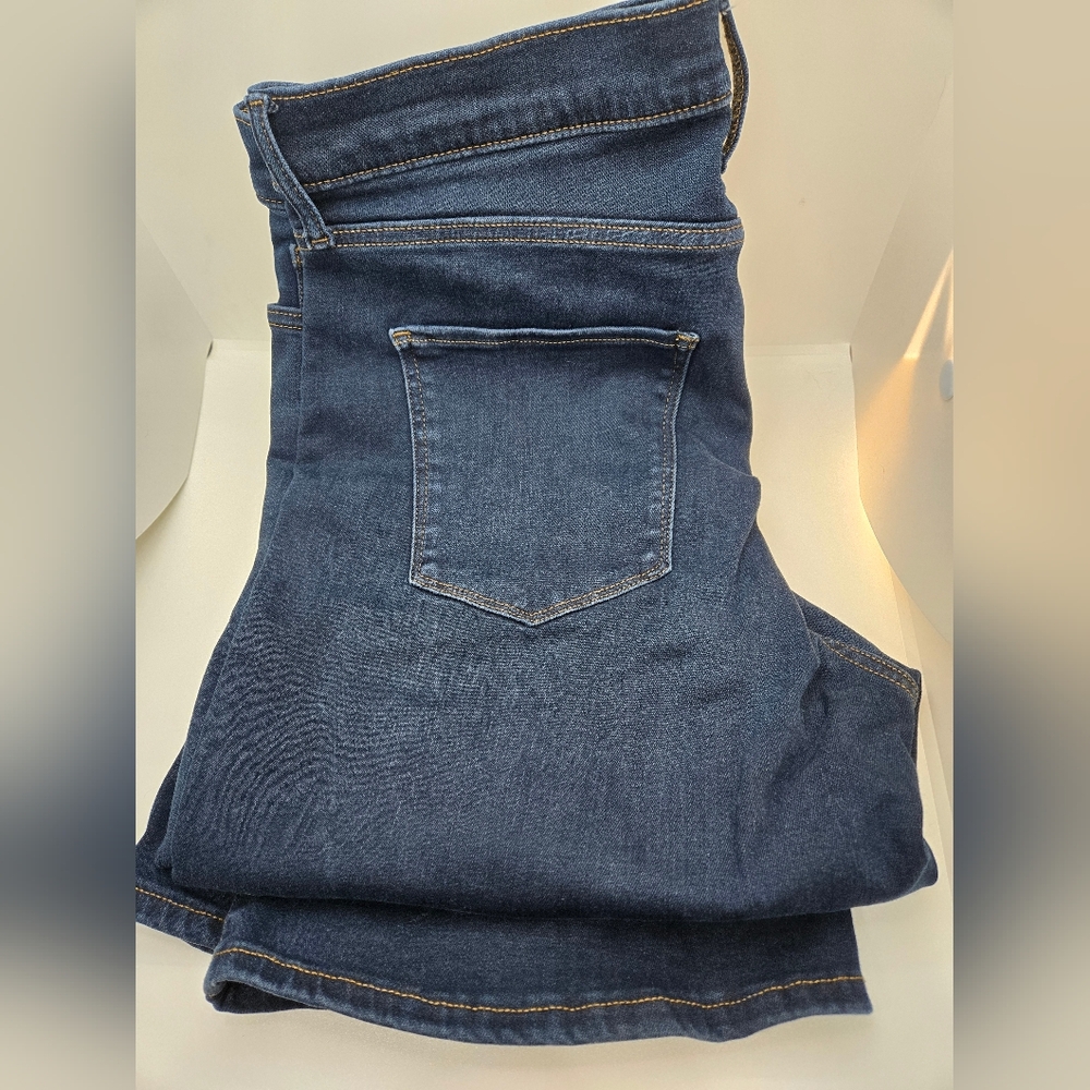 Lucky Brand Uni Boot 5.                  PLEASE SEE SIZE CHART FOR FIT!